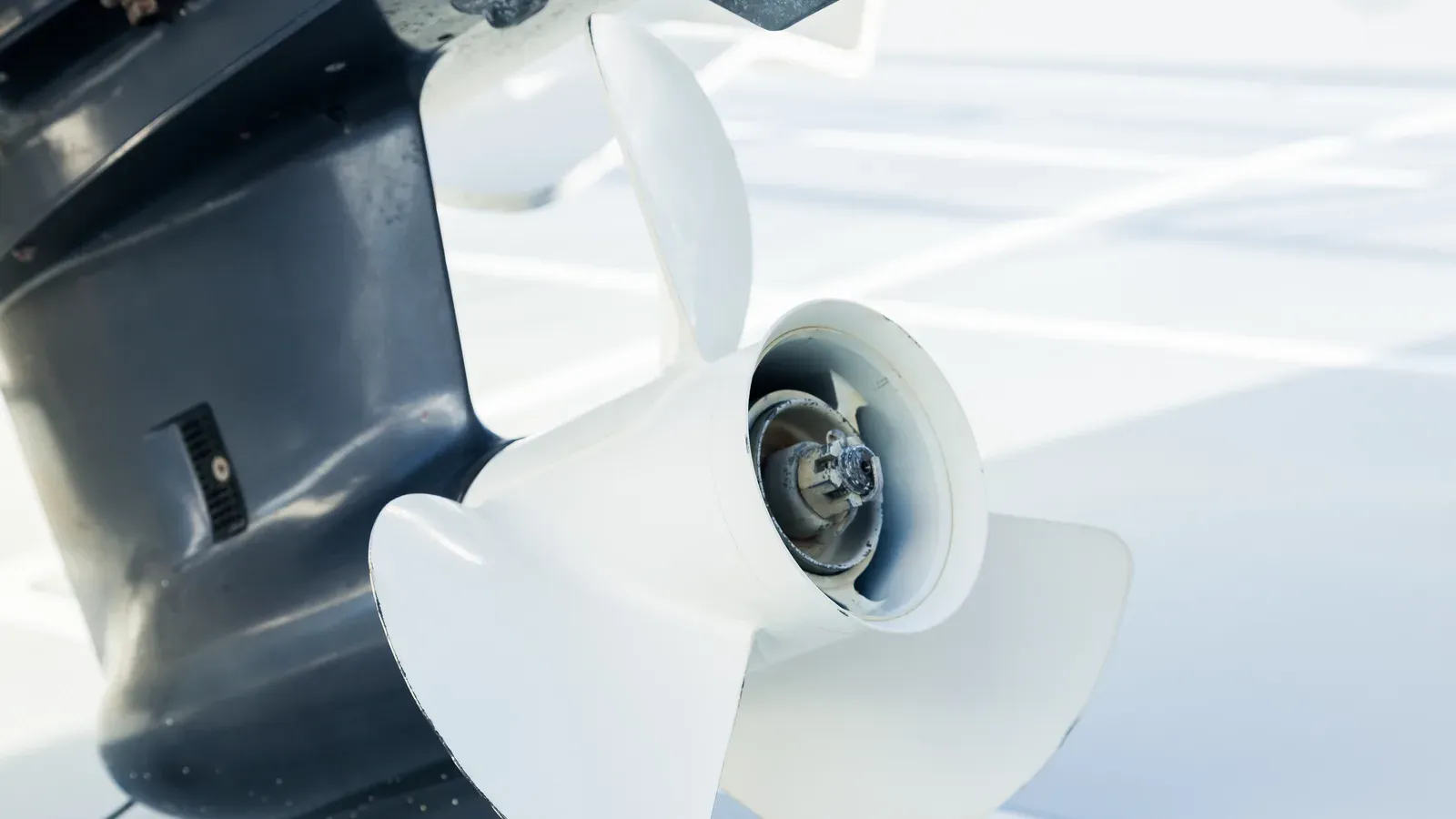 Undervattenshus med propeller på en utombordare